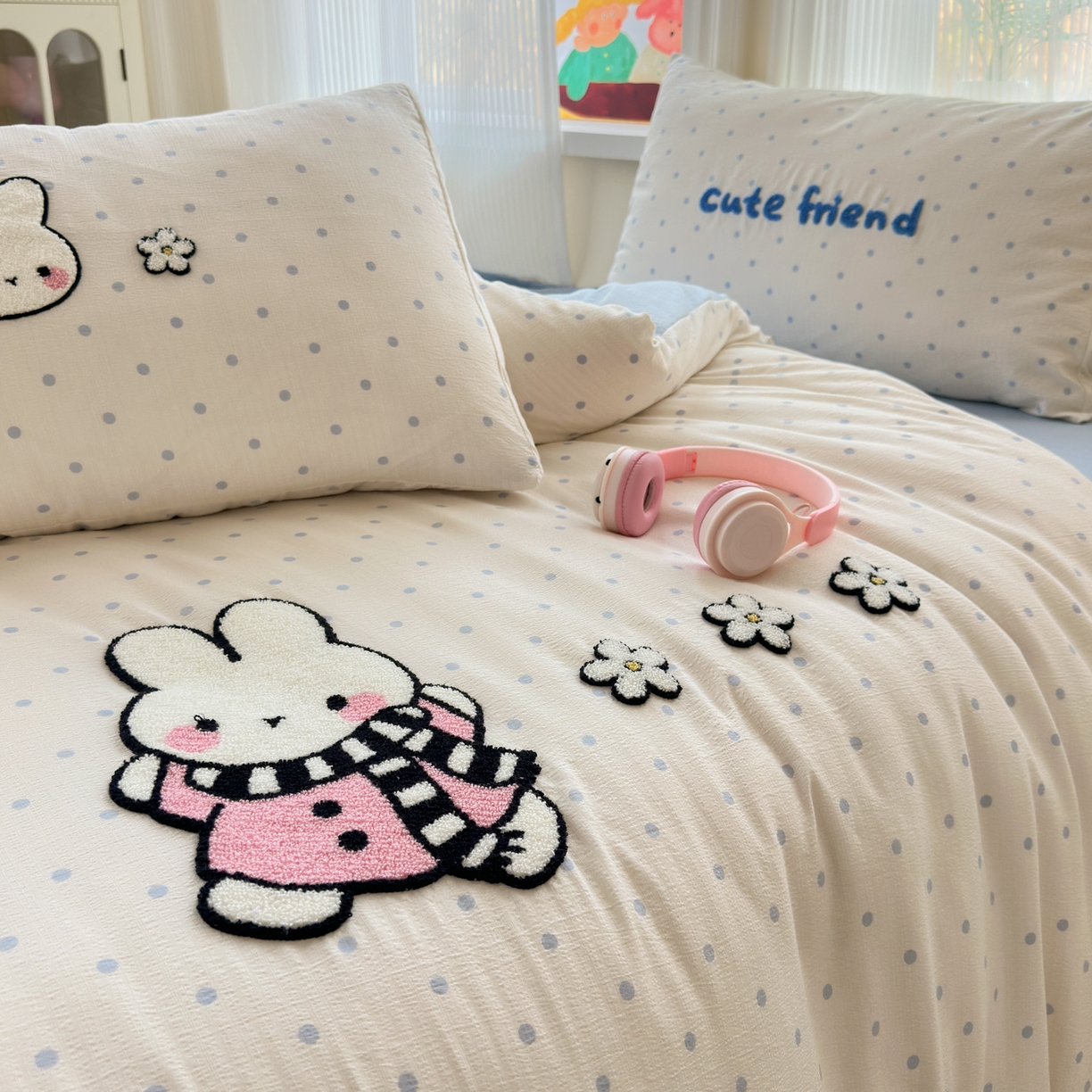 91家纺网 家纺一手货源 找家纺 奈颜 2026新款超柔水洗皱皱棉毛巾绣四件套 菲菲兔