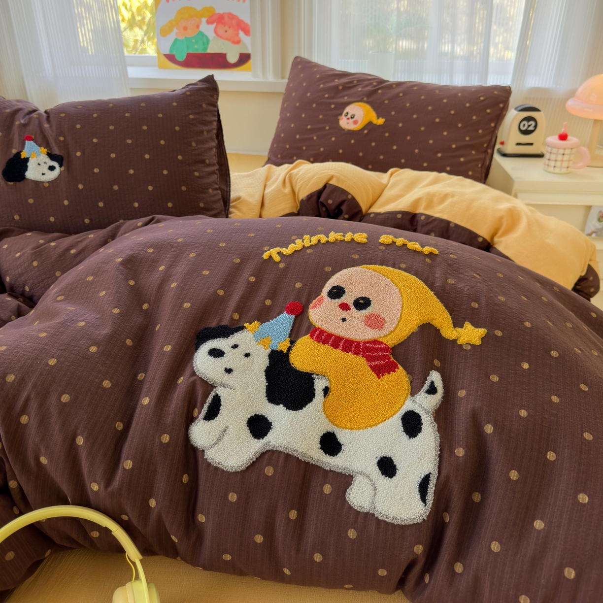 91家纺网 家纺一手货源 找家纺 奈颜 2026新款超柔水洗皱皱棉毛巾绣四件套 波点玩伴