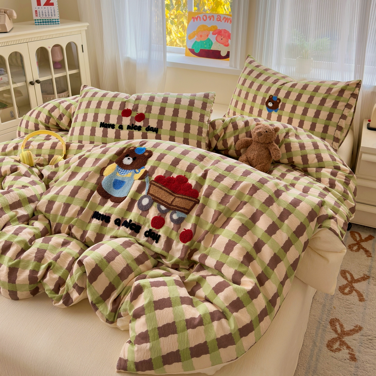 91家纺网 家纺一手货源 找家纺 奈颜 2026新款超柔水洗皱皱棉毛巾绣四件套 格子萌熊