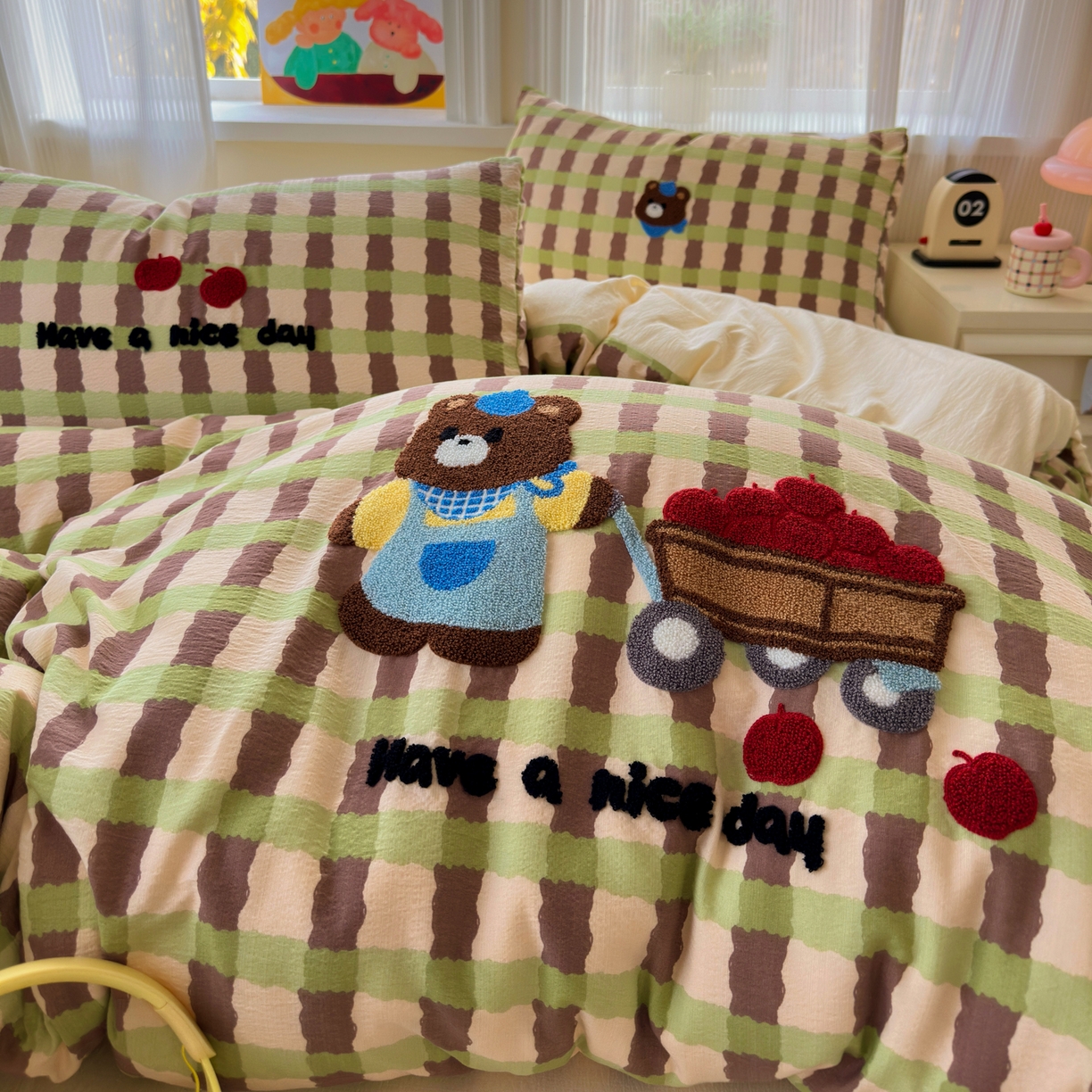 91家纺网 家纺一手货源 找家纺 奈颜 2026新款超柔水洗皱皱棉毛巾绣四件套 格子萌熊