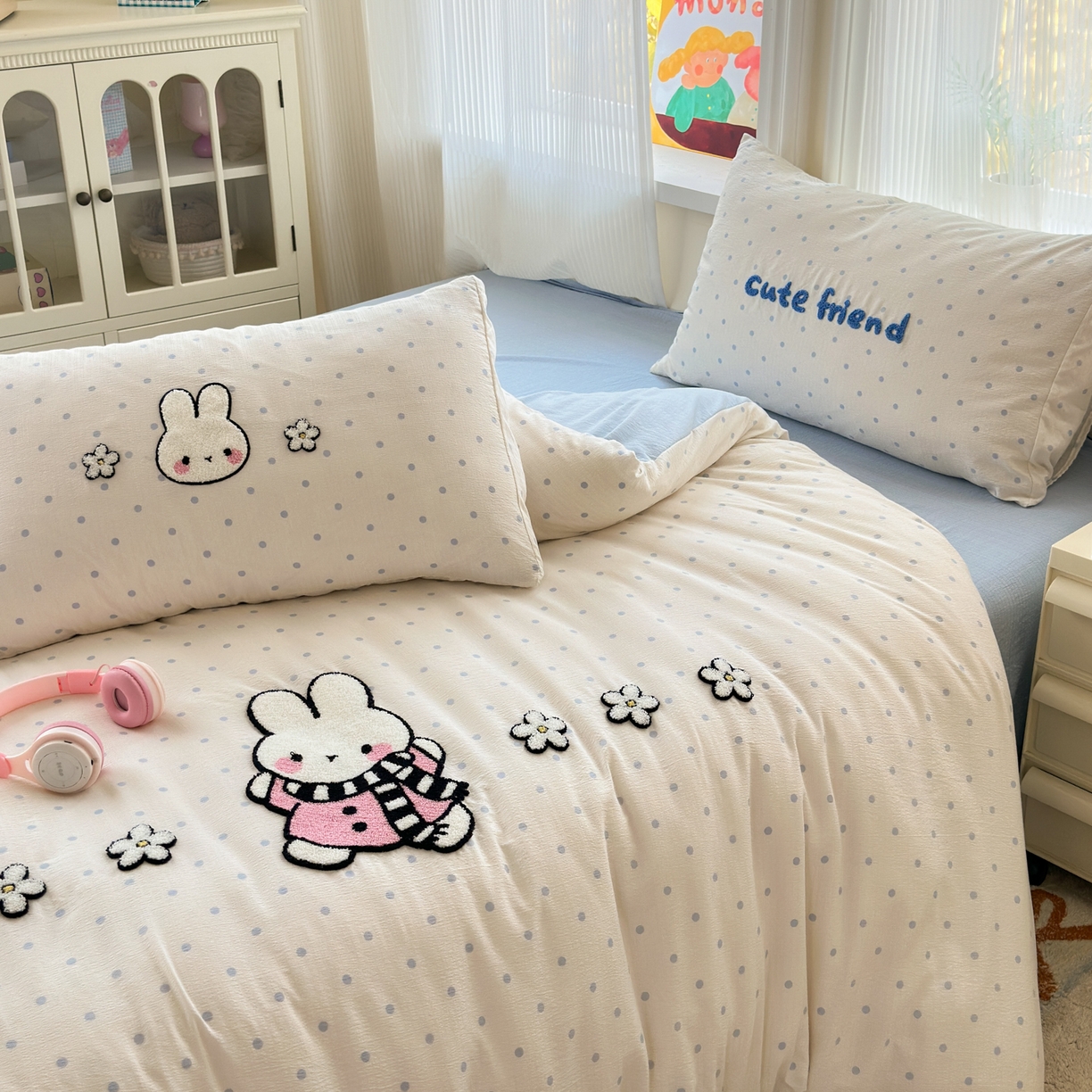 91家纺网 家纺一手货源 找家纺 奈颜 2026新款超柔水洗皱皱棉毛巾绣四件套 菲菲兔