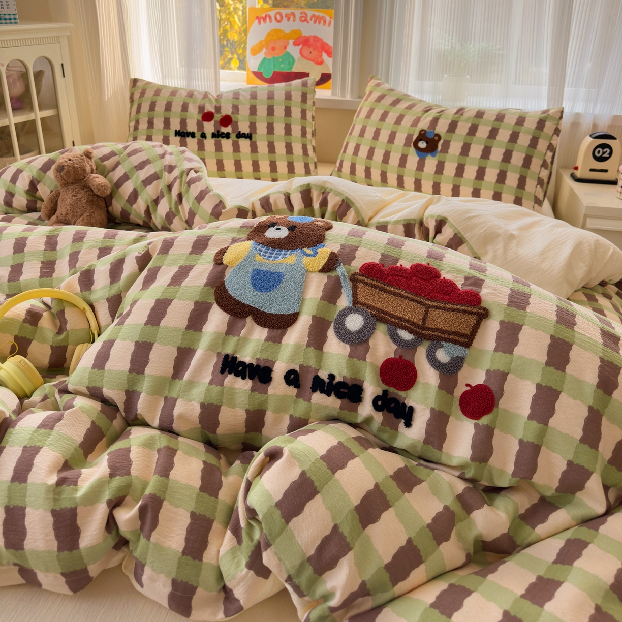 91家纺网 家纺一手货源 找家纺 奈颜 2026新款超柔水洗皱皱棉毛巾绣四件套 格子萌熊