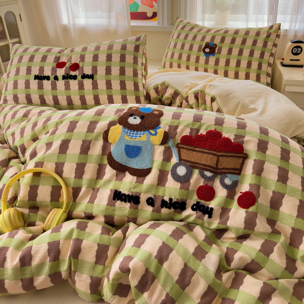 91家纺网 家纺一手货源 找家纺 奈颜 2026新款超柔水洗皱皱棉毛巾绣四件套 格子萌熊