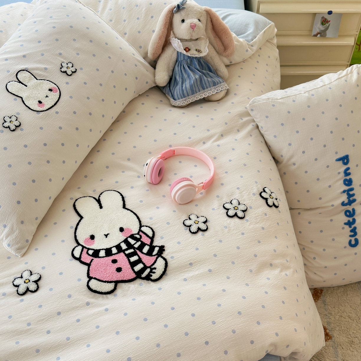 91家纺网 家纺一手货源 找家纺 奈颜 2026新款超柔水洗皱皱棉毛巾绣四件套 菲菲兔