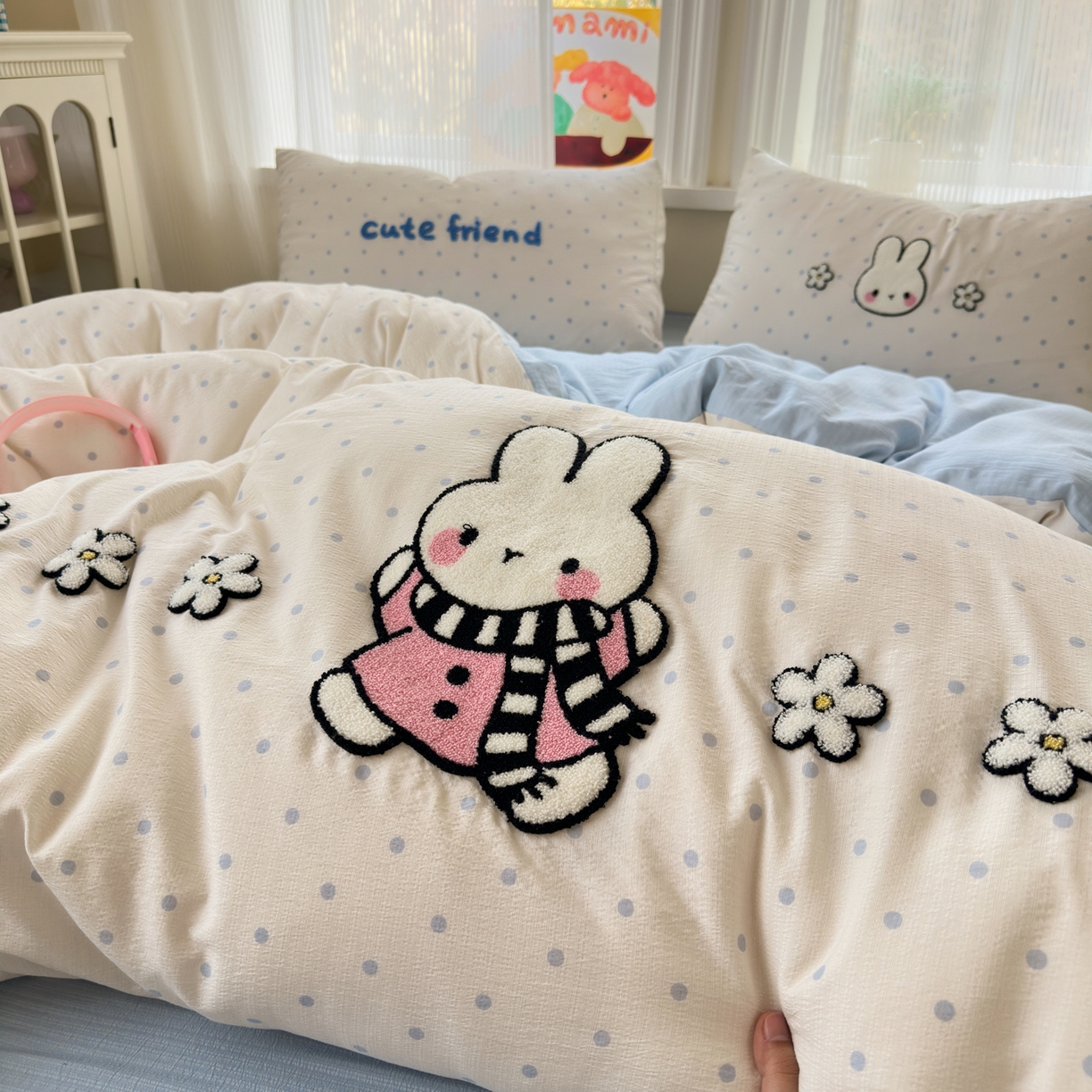 91家纺网 家纺一手货源 找家纺 奈颜 2026新款超柔水洗皱皱棉毛巾绣四件套 菲菲兔