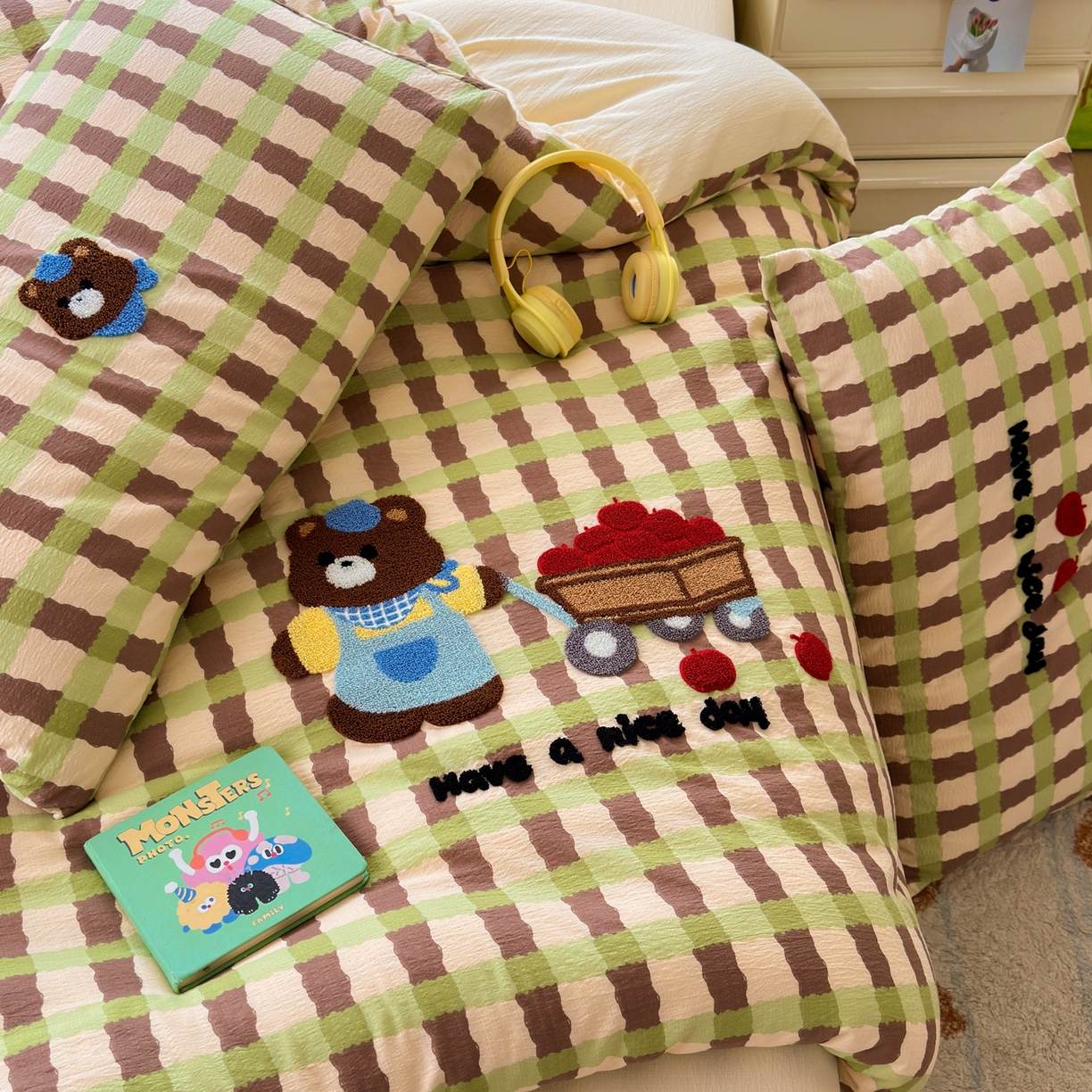 91家纺网 家纺一手货源 找家纺 奈颜 2026新款超柔水洗皱皱棉毛巾绣四件套 格子萌熊