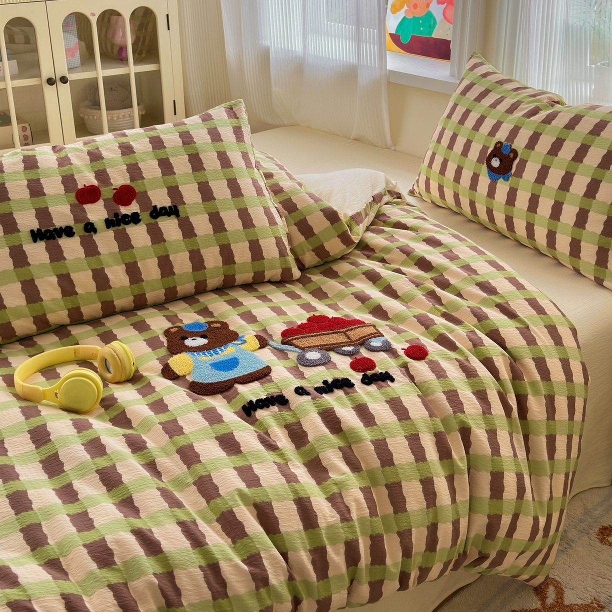 91家纺网 家纺一手货源 找家纺 奈颜 2026新款超柔水洗皱皱棉毛巾绣四件套 格子萌熊