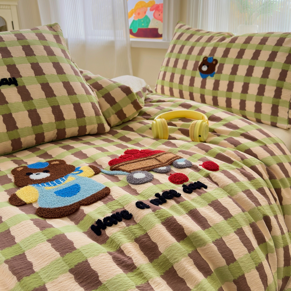 91家纺网 家纺一手货源 找家纺 奈颜 2026新款超柔水洗皱皱棉毛巾绣四件套 格子萌熊