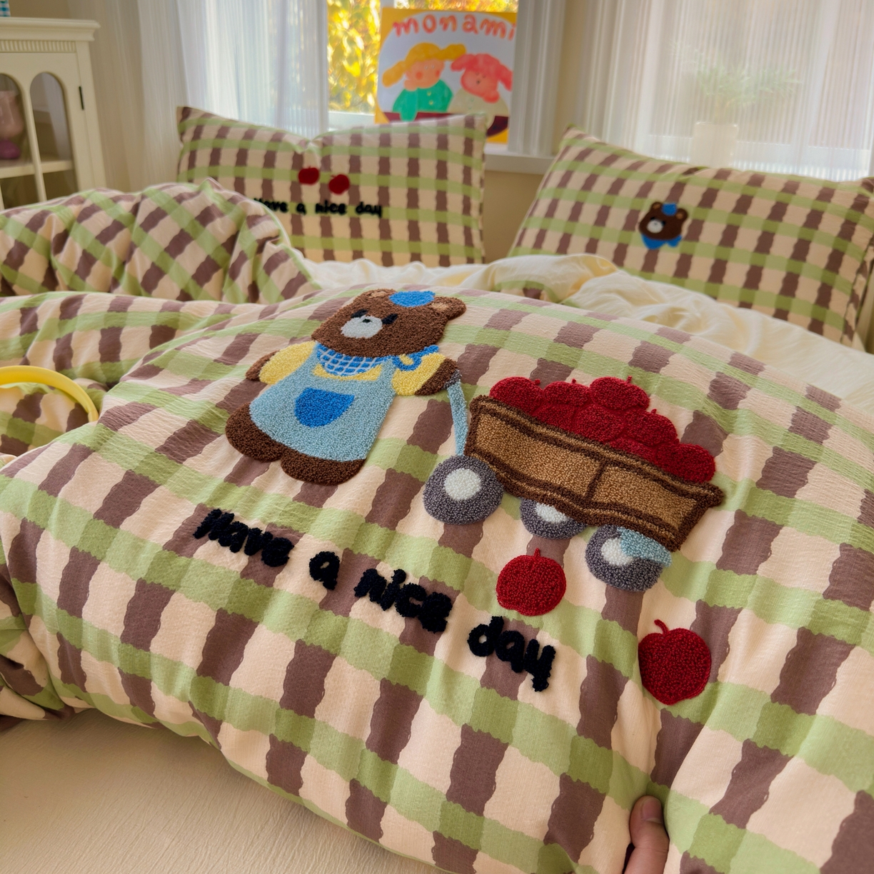 91家纺网 家纺一手货源 找家纺 奈颜 2026新款超柔水洗皱皱棉毛巾绣四件套 格子萌熊