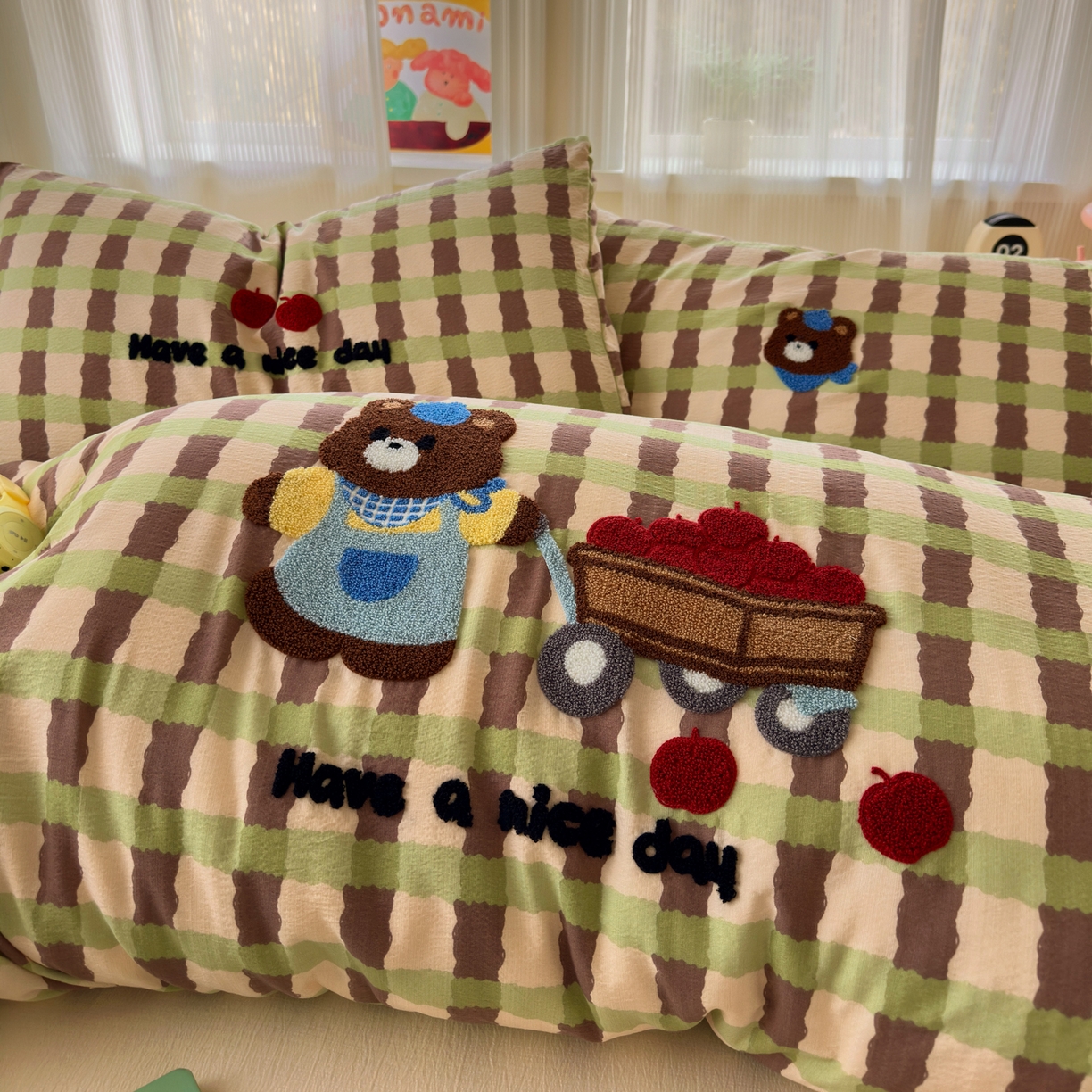 91家纺网 家纺一手货源 找家纺 奈颜 2026新款超柔水洗皱皱棉毛巾绣四件套 格子萌熊