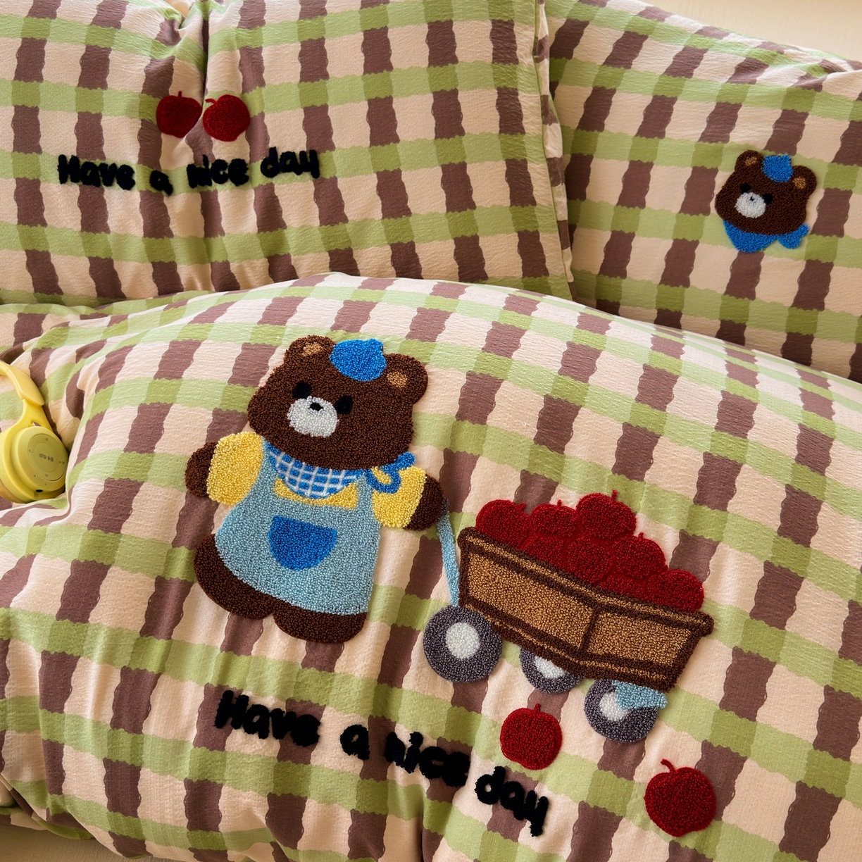 91家纺网 家纺一手货源 找家纺 奈颜 2026新款超柔水洗皱皱棉毛巾绣四件套 格子萌熊