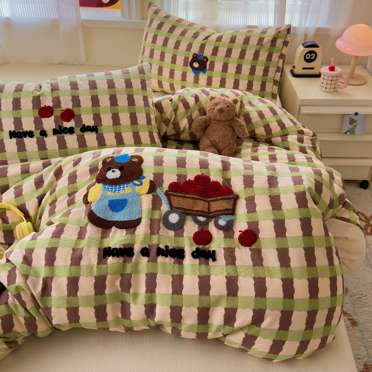 91家纺网 家纺一手货源 找家纺 奈颜 2026新款超柔水洗皱皱棉毛巾绣四件套 格子萌熊