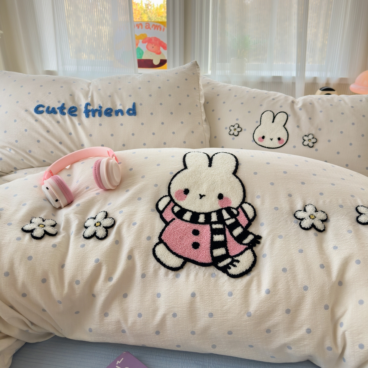 91家纺网 家纺一手货源 找家纺 奈颜 2026新款超柔水洗皱皱棉毛巾绣四件套 菲菲兔