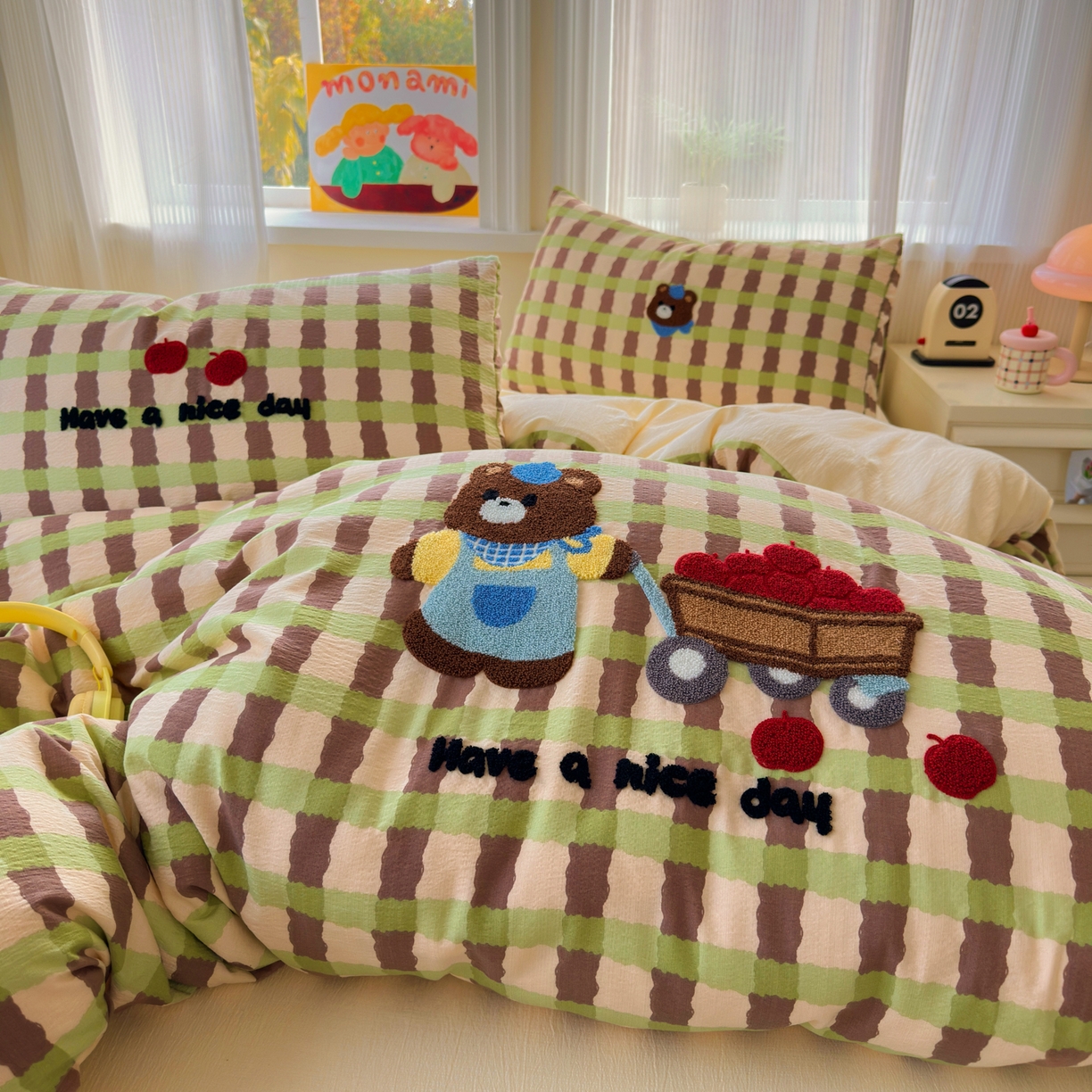 91家纺网 家纺一手货源 找家纺 奈颜 2026新款超柔水洗皱皱棉毛巾绣四件套 格子萌熊