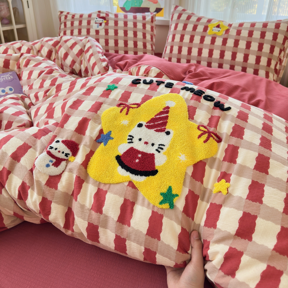 91家纺网 家纺一手货源 找家纺 奈颜 2026新款超柔水洗皱皱棉毛巾绣四件套 萌星KT