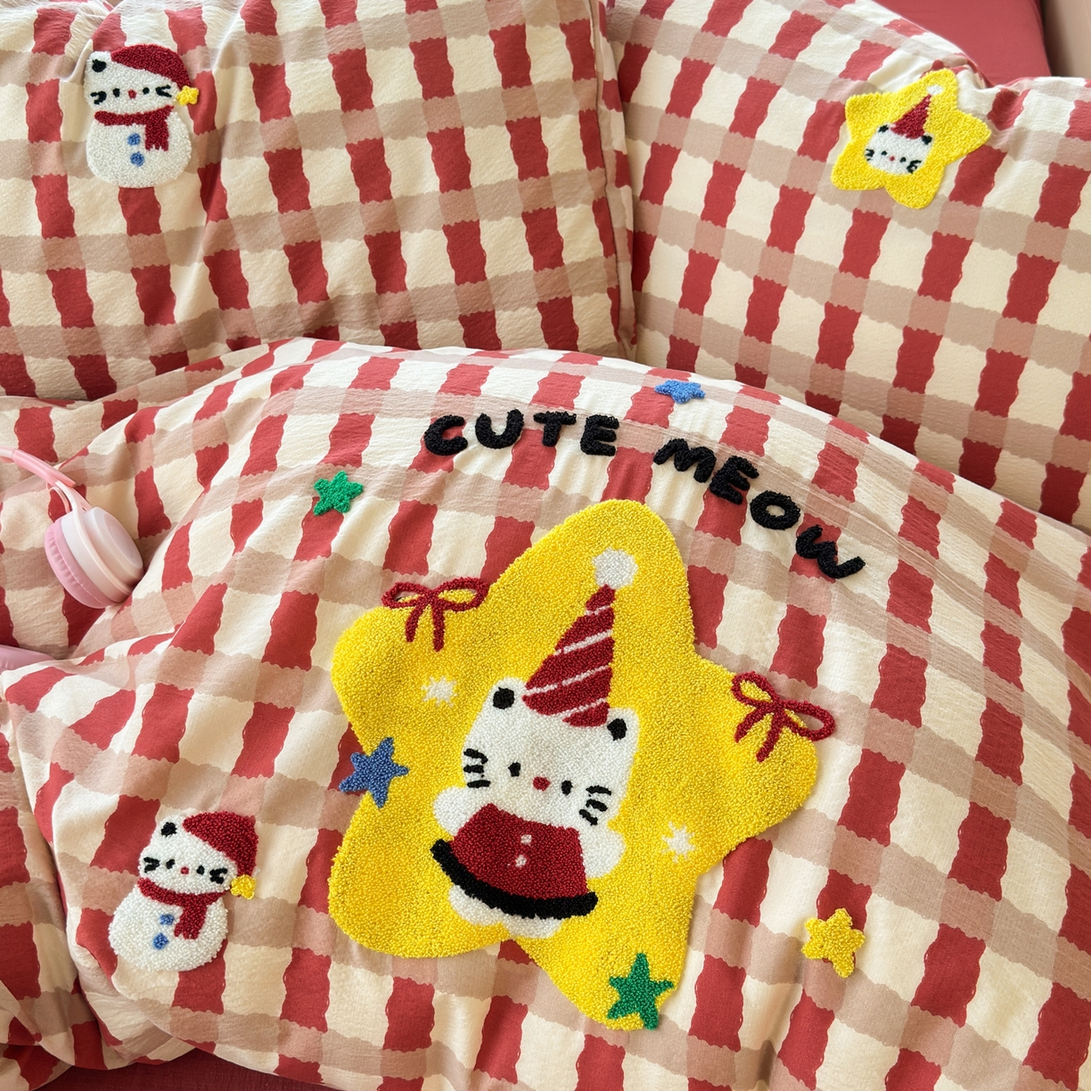 91家纺网 家纺一手货源 找家纺 奈颜 2026新款超柔水洗皱皱棉毛巾绣四件套 萌星KT