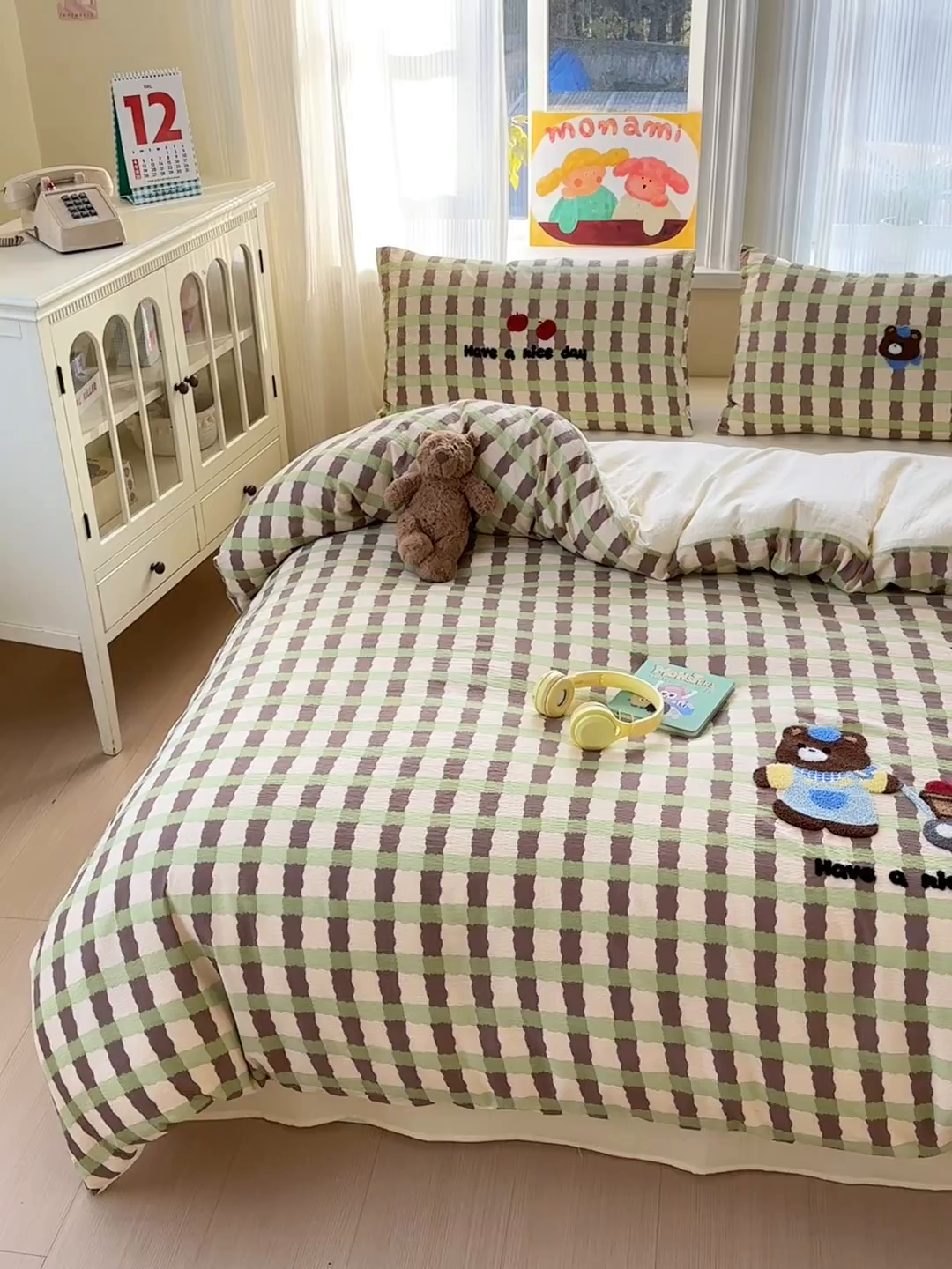 91家纺网 家纺一手货源 找家纺 奈颜 2026新款超柔水洗皱皱棉毛巾绣四件套 格子萌熊