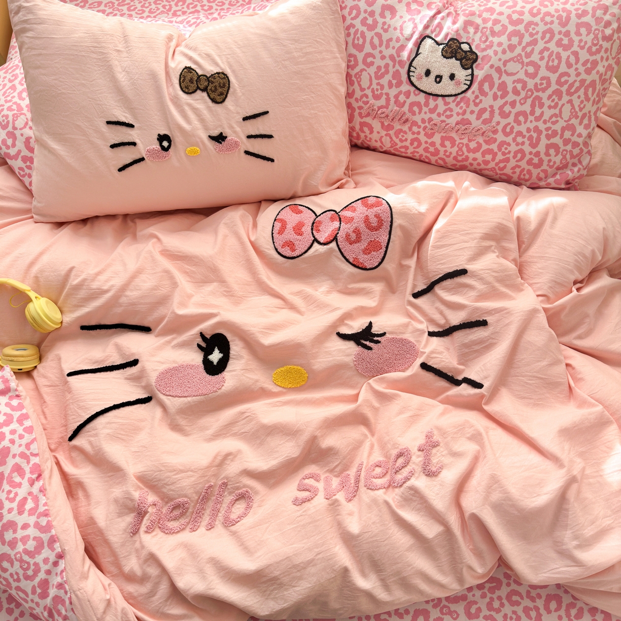 91家纺网 家纺一手货源 找家纺 奈颜 2026新款A类水洗棉大版毛巾绣豹纹小猫四件套--影棚图 豹纹小猫-粉