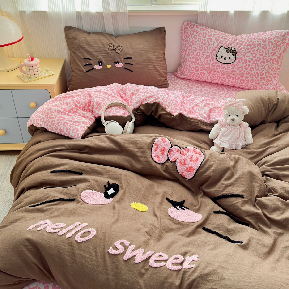 91家纺网 家纺一手货源 找家纺 奈颜 2026新款A类水洗棉大版毛巾绣豹纹小猫四件套--影棚图 豹纹小猫-咖粉