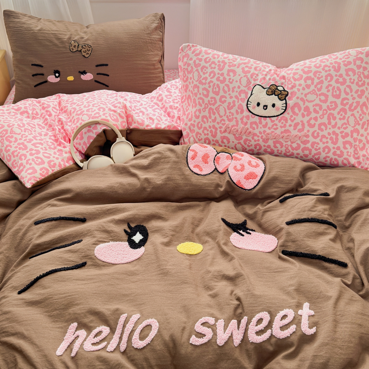 91家纺网 家纺一手货源 找家纺 奈颜 2026新款A类水洗棉大版毛巾绣豹纹小猫四件套--影棚图 豹纹小猫-咖粉