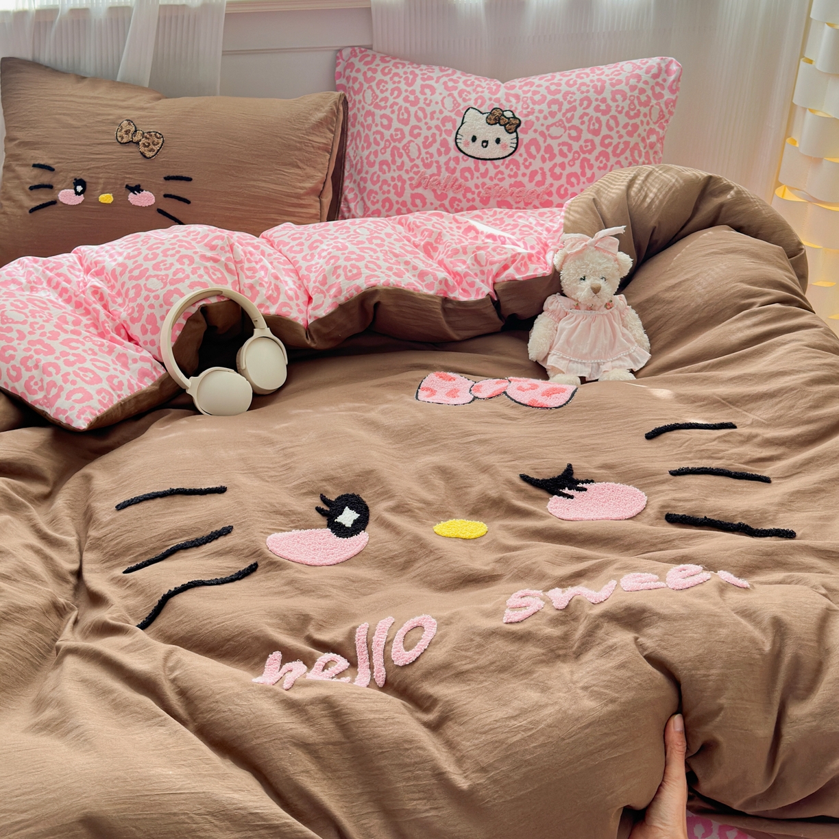 91家纺网 家纺一手货源 找家纺 奈颜 2026新款A类水洗棉大版毛巾绣豹纹小猫四件套--影棚图 豹纹小猫-咖粉