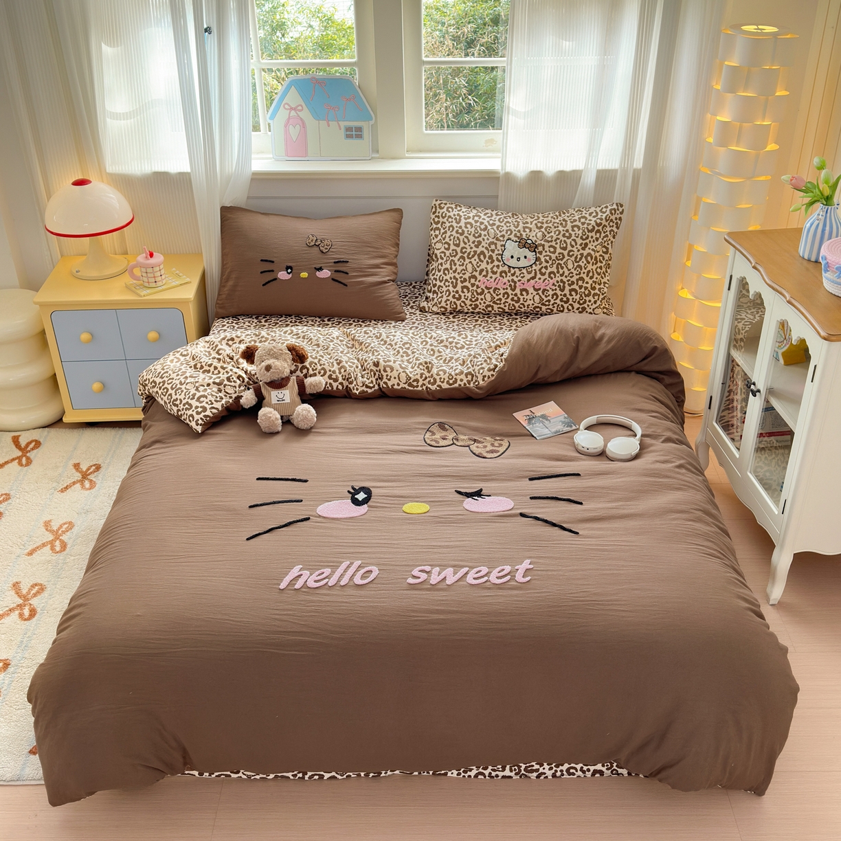 91家纺网 家纺一手货源 找家纺 （总）奈颜 2026新款A类水洗棉大版毛巾绣豹纹小猫四件套--影棚图