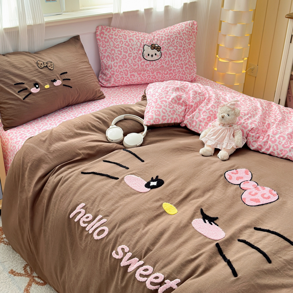 91家纺网 家纺一手货源 找家纺 奈颜 2026新款A类水洗棉大版毛巾绣豹纹小猫四件套--影棚图 豹纹小猫-咖粉