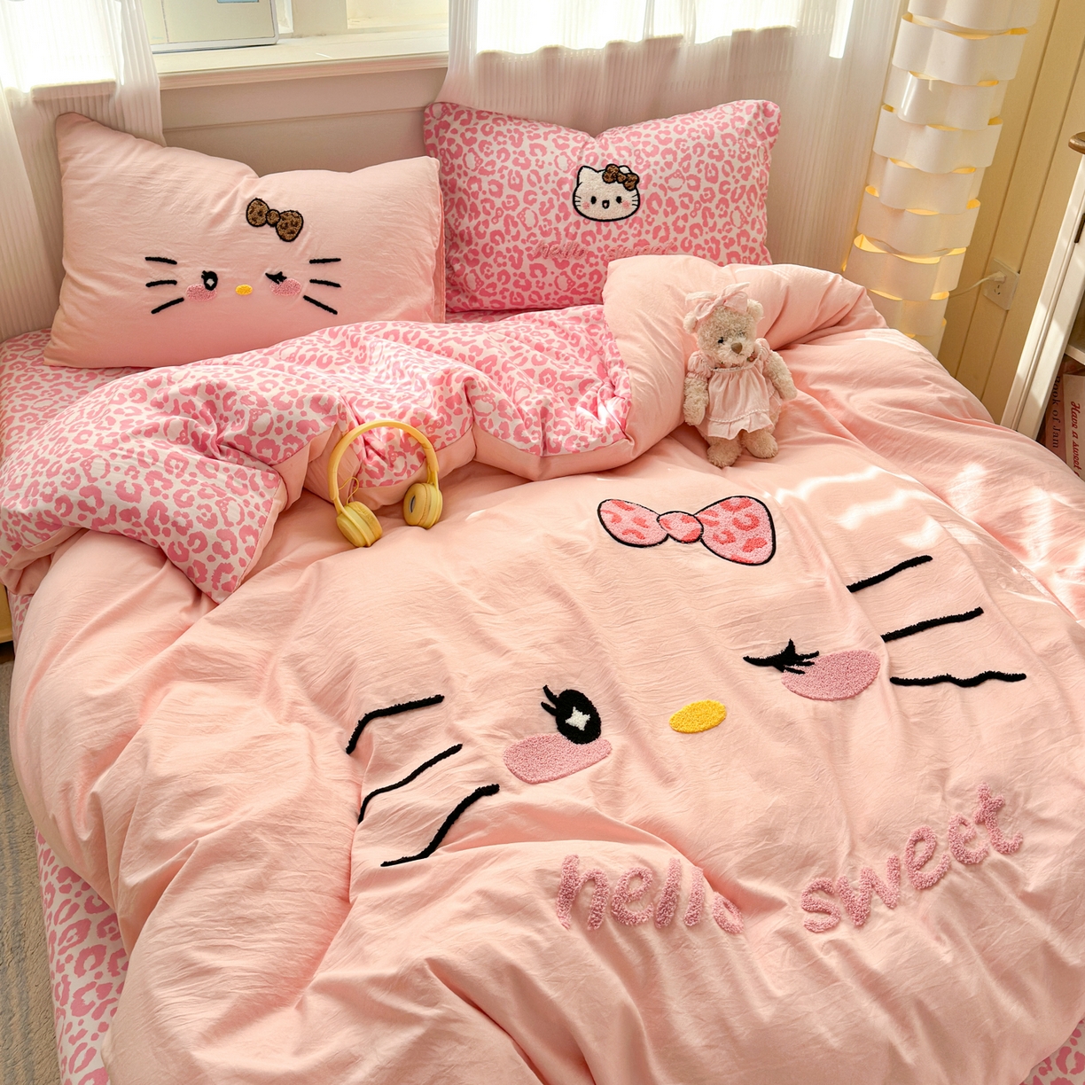 91家纺网 家纺一手货源 找家纺 奈颜 2026新款A类水洗棉大版毛巾绣豹纹小猫四件套--影棚图 豹纹小猫-粉