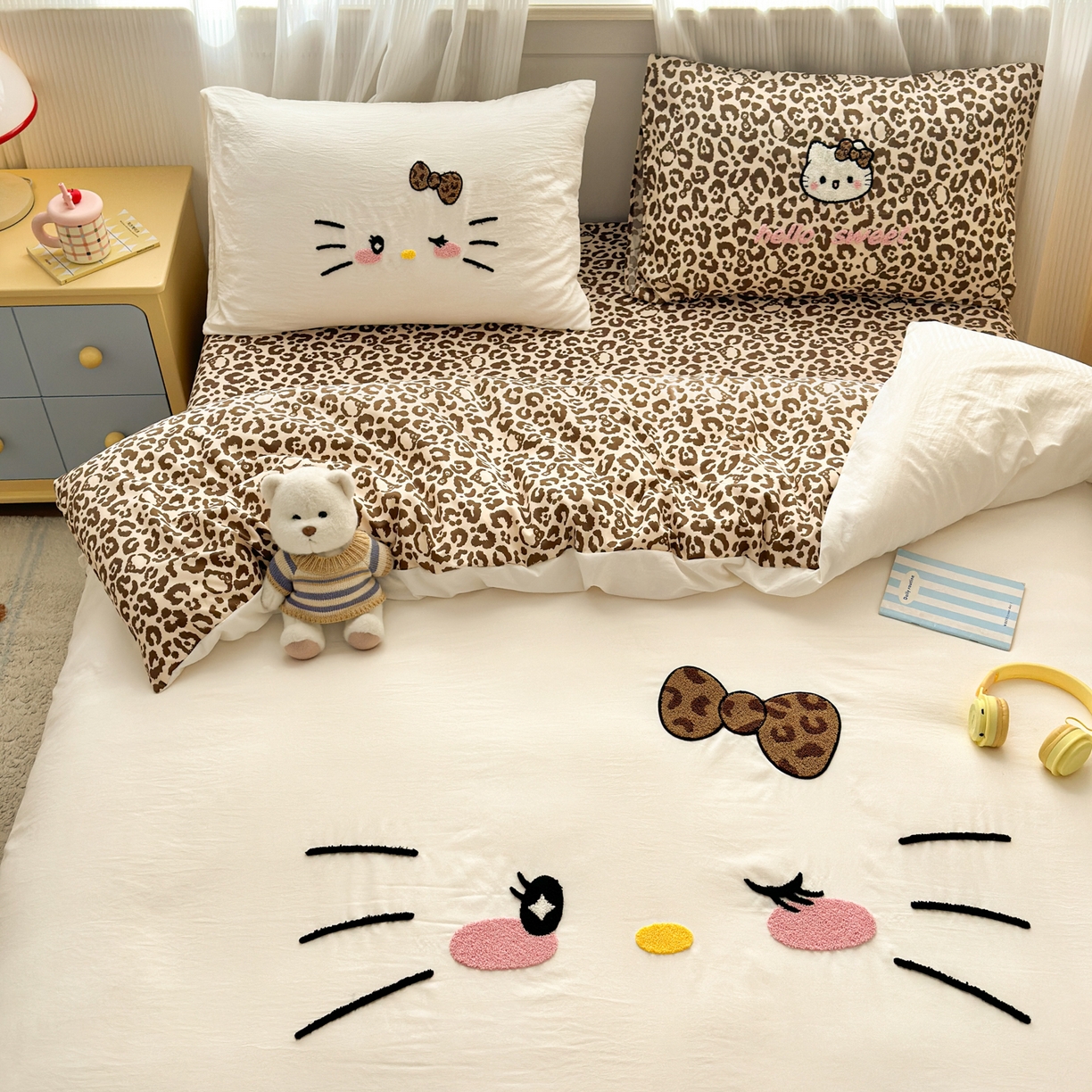 91家纺网 家纺一手货源 找家纺 （总）奈颜 2026新款A类水洗棉大版毛巾绣豹纹小猫四件套--影棚图