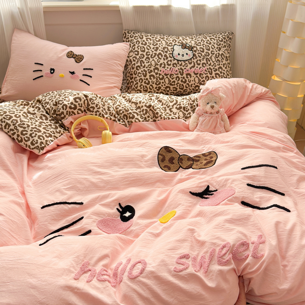 91家纺网 家纺一手货源 找家纺 奈颜 2026新款A类水洗棉大版毛巾绣豹纹小猫四件套--影棚图 豹纹小猫-粉咖