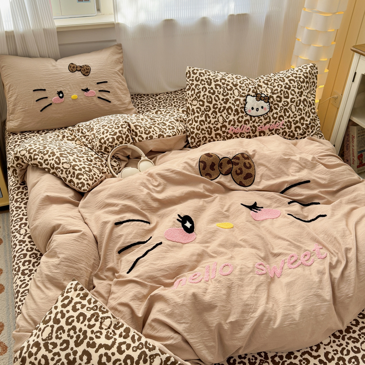 91家纺网 家纺一手货源 找家纺 奈颜 2026新款A类水洗棉大版毛巾绣豹纹小猫四件套--影棚图 豹纹小猫-浅咖