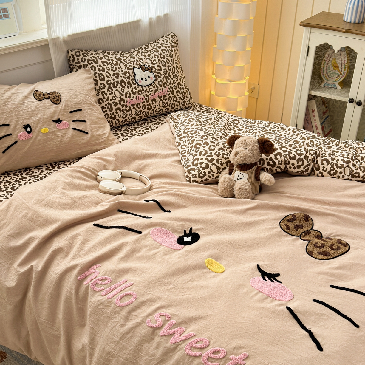 91家纺网 家纺一手货源 找家纺 奈颜 2026新款A类水洗棉大版毛巾绣豹纹小猫四件套--影棚图 豹纹小猫-浅咖