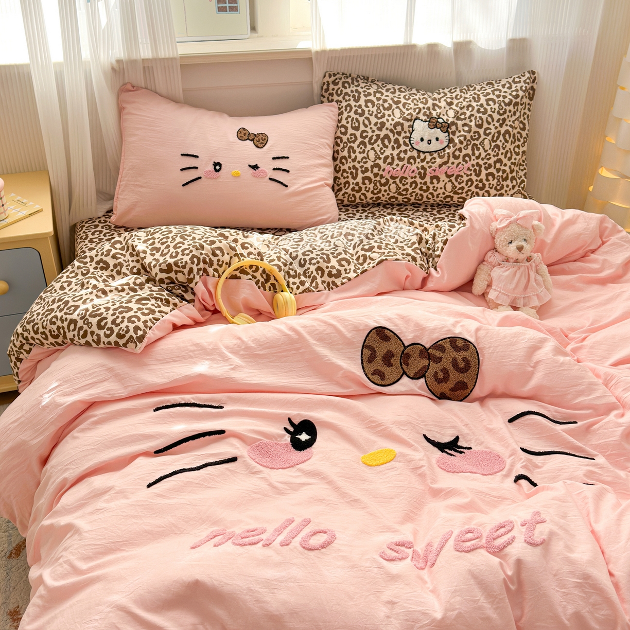 91家纺网 家纺一手货源 找家纺 奈颜 2026新款A类水洗棉大版毛巾绣豹纹小猫四件套--影棚图 豹纹小猫-粉咖