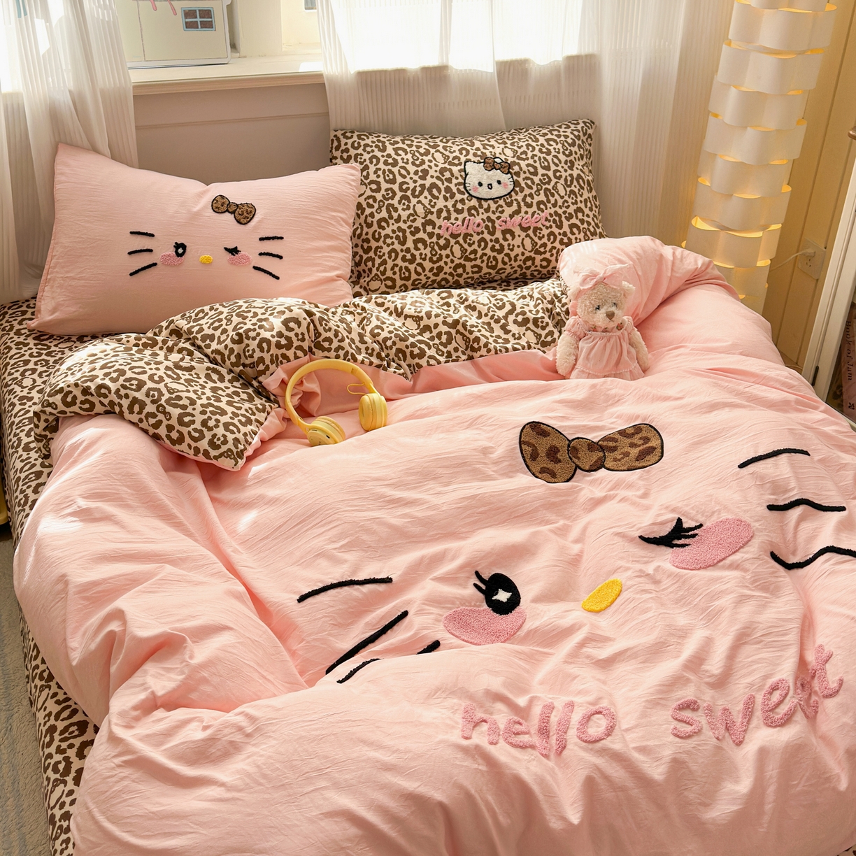 91家纺网 家纺一手货源 找家纺 奈颜 2026新款A类水洗棉大版毛巾绣豹纹小猫四件套--影棚图 豹纹小猫-粉咖