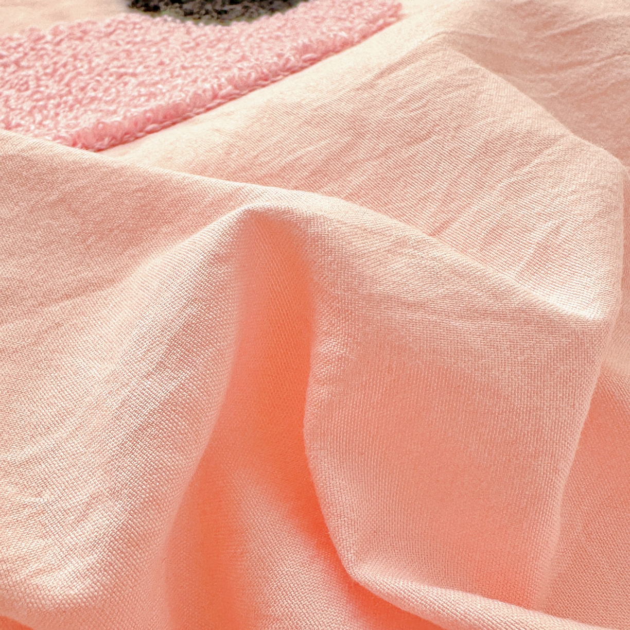 91家纺网 家纺一手货源 找家纺 奈颜 2026新款A类水洗棉大版毛巾绣豹纹小猫四件套--影棚图 豹纹小猫-粉