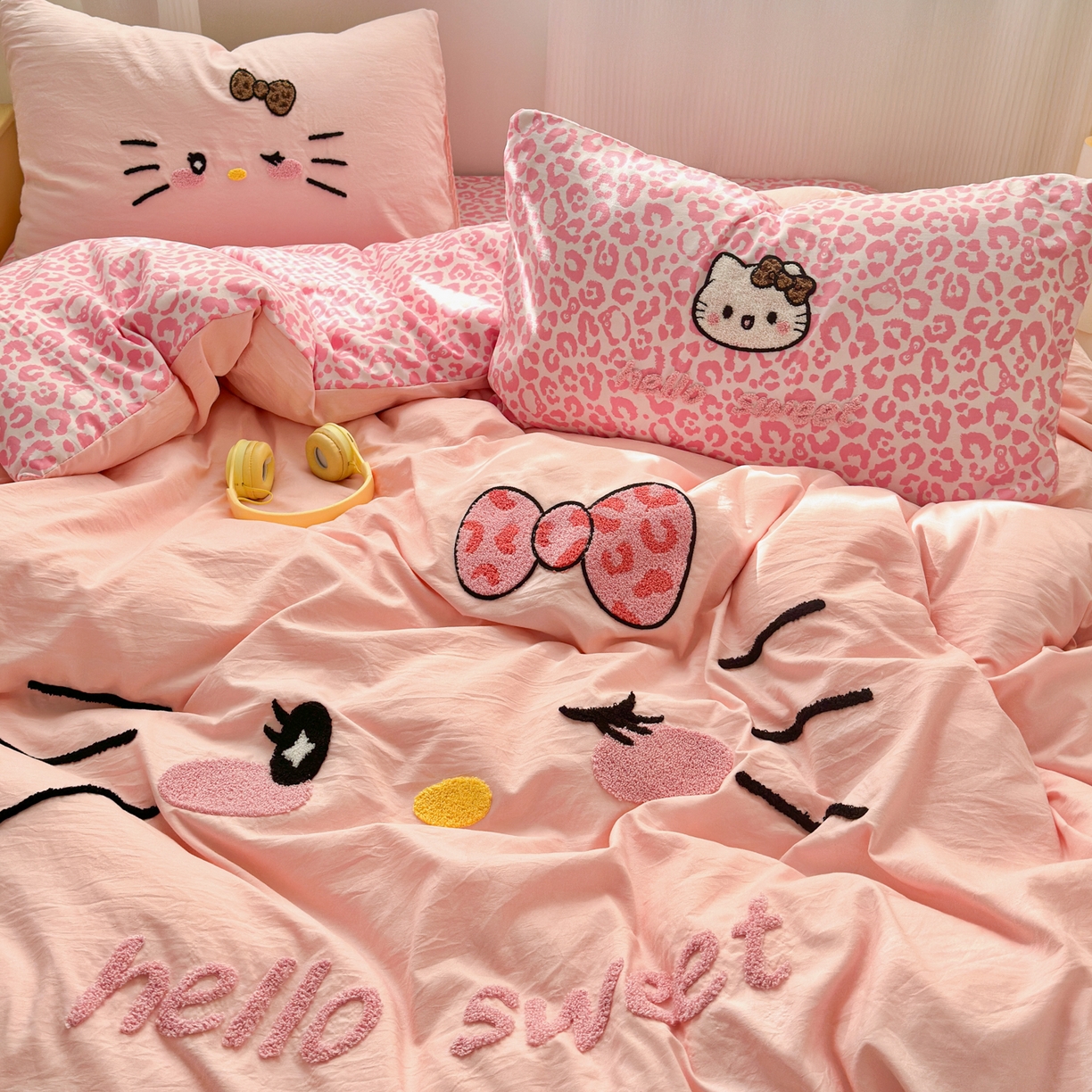 91家纺网 家纺一手货源 找家纺 奈颜 2026新款A类水洗棉大版毛巾绣豹纹小猫四件套--影棚图 豹纹小猫-粉