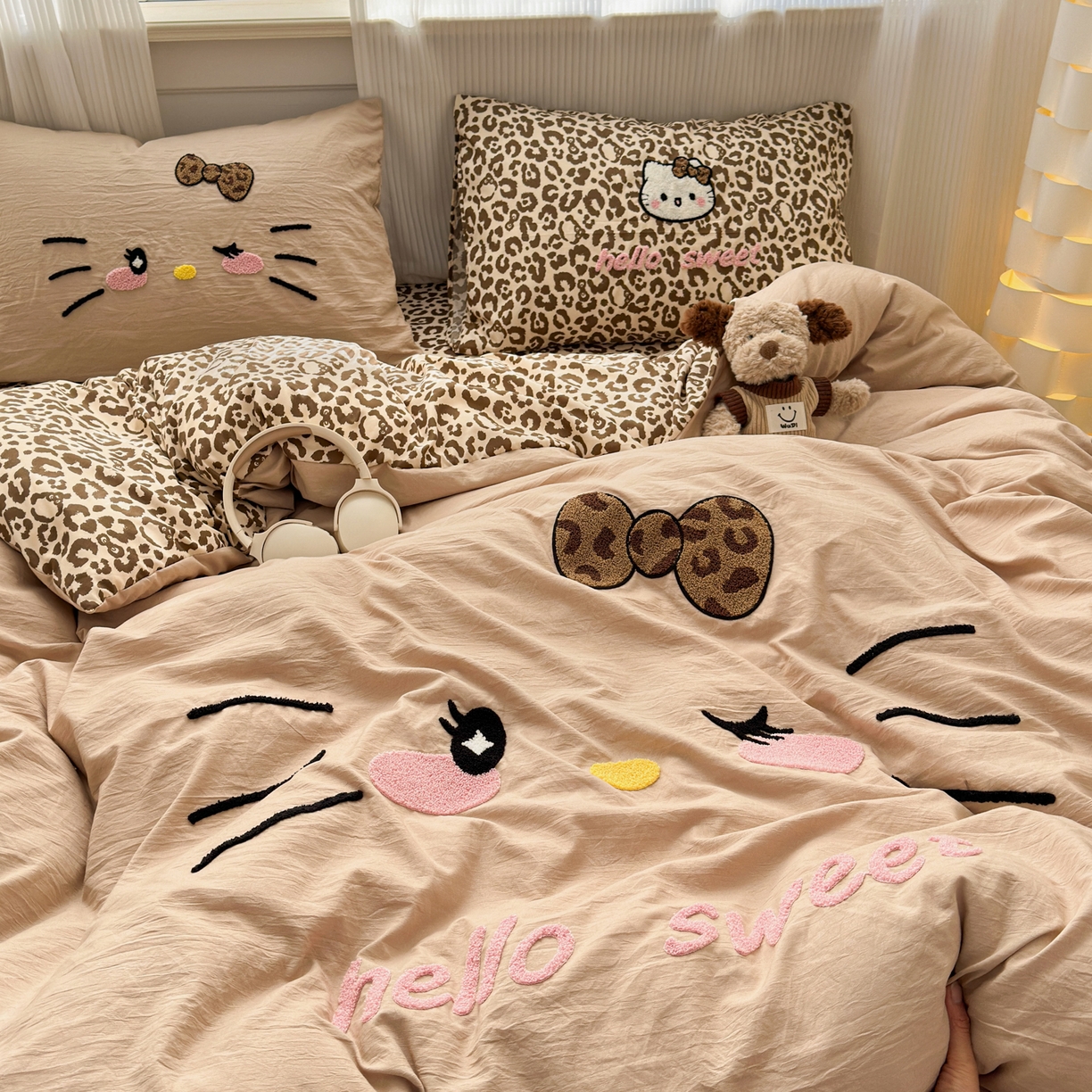 91家纺网 家纺一手货源 找家纺 奈颜 2026新款A类水洗棉大版毛巾绣豹纹小猫四件套--影棚图 豹纹小猫-浅咖