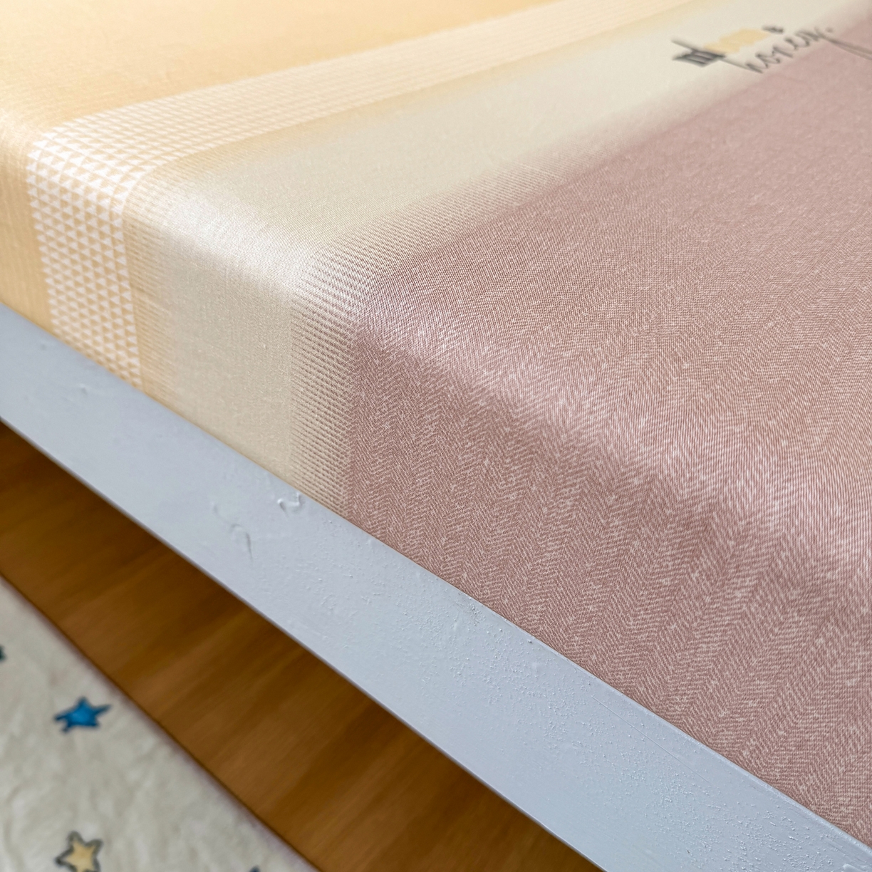 91家纺网 家纺一手货源 找家纺 尚帛 2026新款全棉品质喷气印花爆款四件套 多规格套件 单品系列-学生款单床笠 协奏曲-红