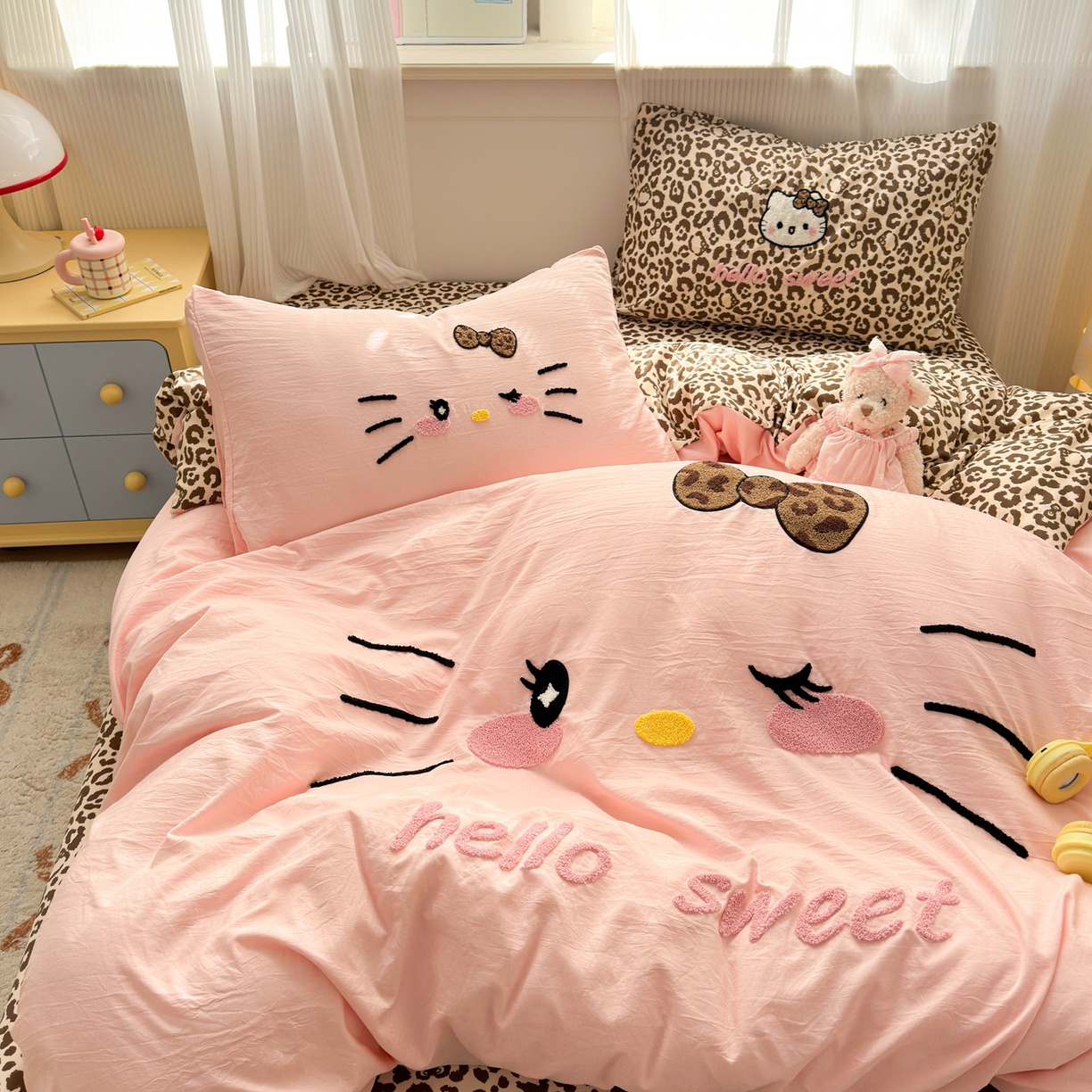91家纺网 家纺一手货源 找家纺 奈颜 2026新款A类水洗棉大版毛巾绣豹纹小猫四件套--影棚图 豹纹小猫-粉咖