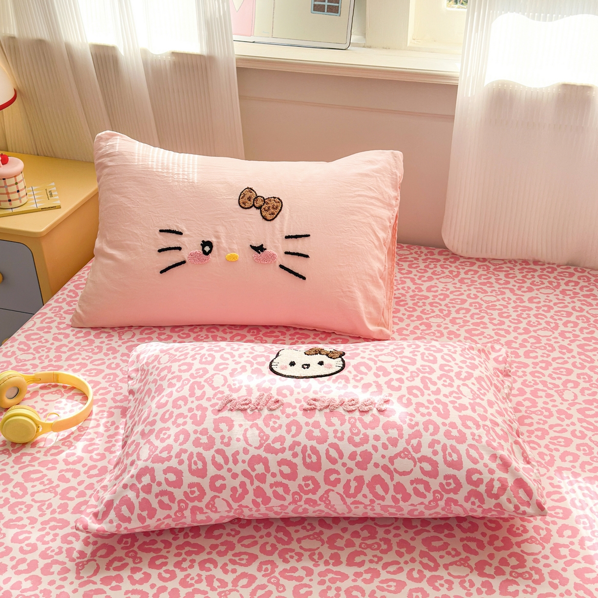 91家纺网 家纺一手货源 找家纺 奈颜 2026新款A类水洗棉大版毛巾绣豹纹小猫四件套--影棚图 豹纹小猫-粉