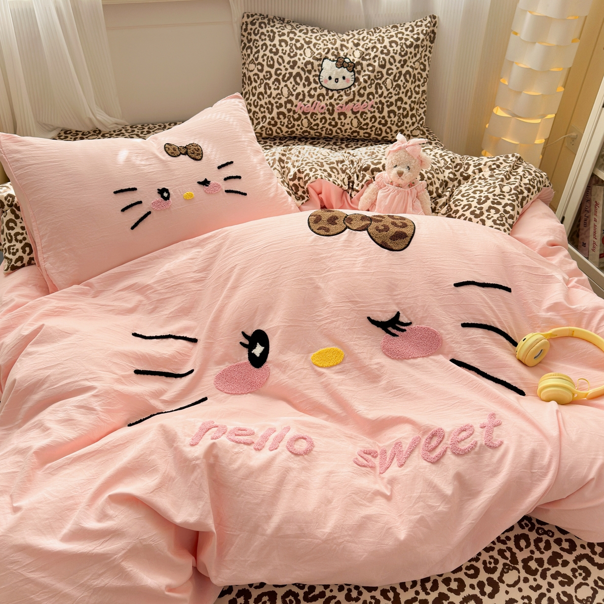 91家纺网 家纺一手货源 找家纺 奈颜 2026新款A类水洗棉大版毛巾绣豹纹小猫四件套--影棚图 豹纹小猫-粉咖