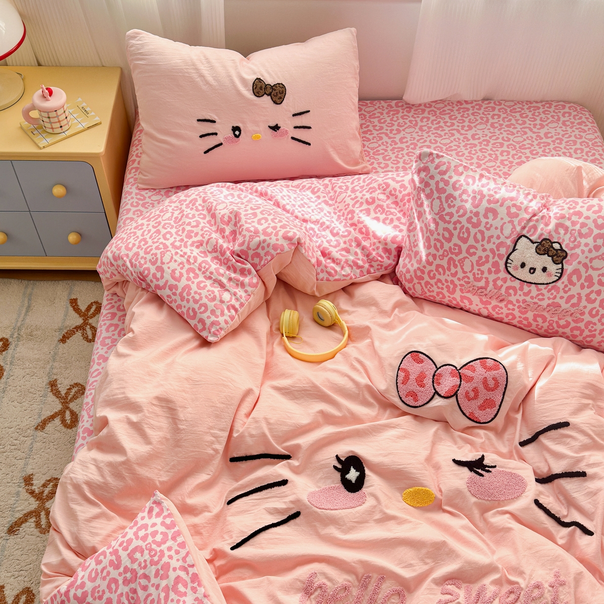 91家纺网 家纺一手货源 找家纺 奈颜 2026新款A类水洗棉大版毛巾绣豹纹小猫四件套--影棚图 豹纹小猫-粉