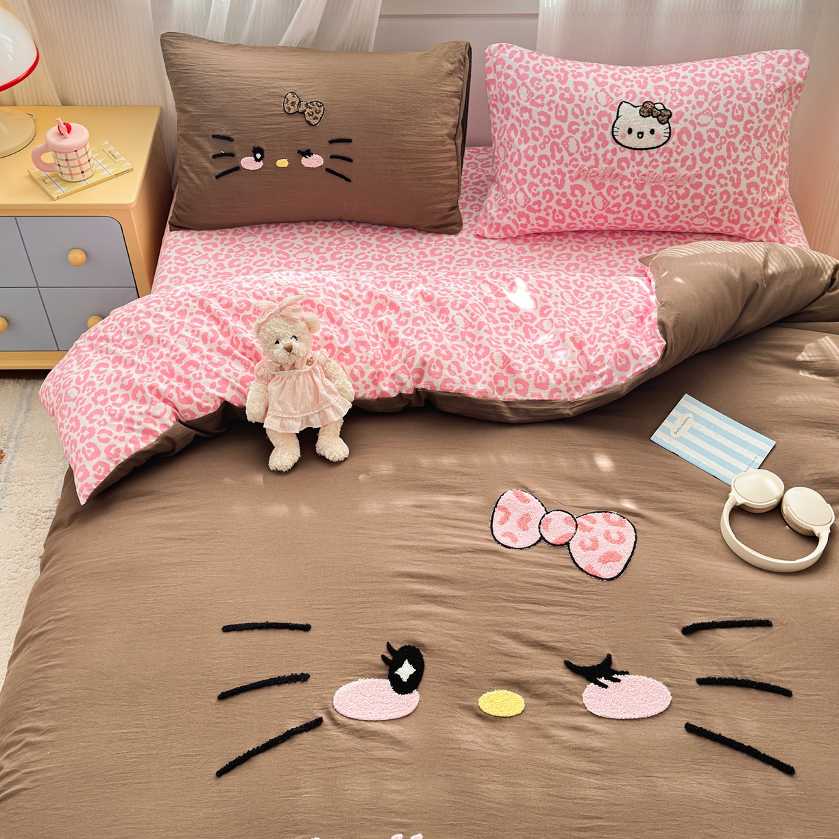 91家纺网 家纺一手货源 找家纺 奈颜 2026新款A类水洗棉大版毛巾绣豹纹小猫四件套--影棚图 豹纹小猫-咖粉