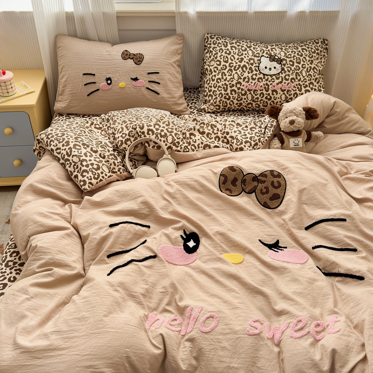 91家纺网 家纺一手货源 找家纺 奈颜 2026新款A类水洗棉大版毛巾绣豹纹小猫四件套--影棚图 豹纹小猫-浅咖