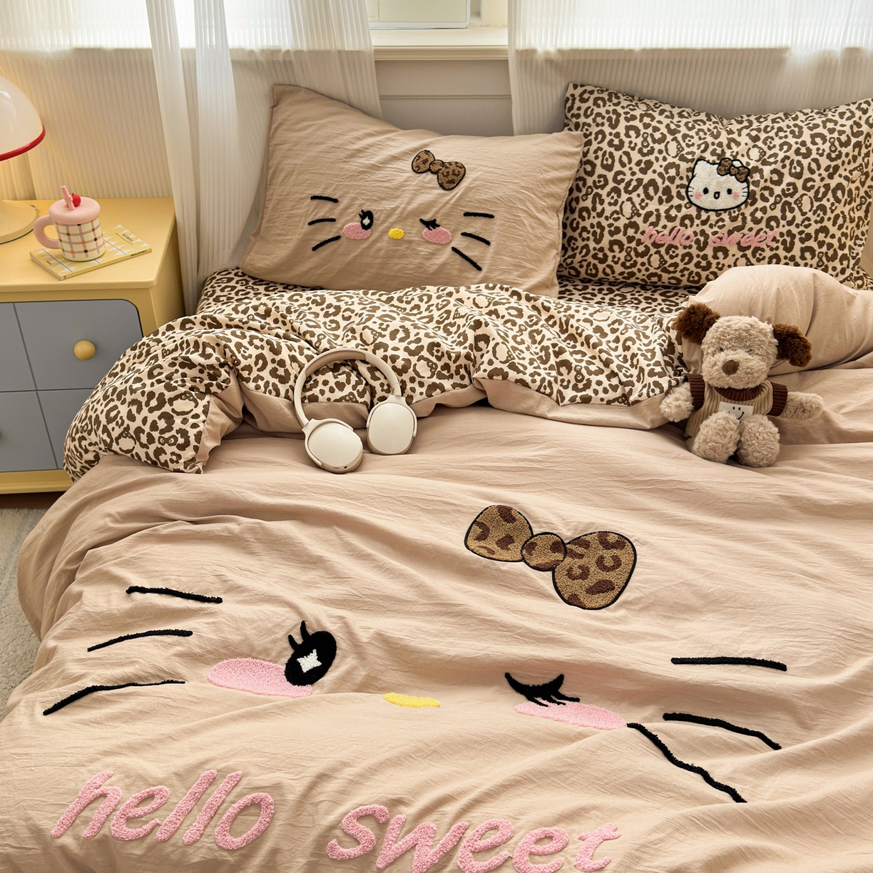 91家纺网 家纺一手货源 找家纺 奈颜 2026新款A类水洗棉大版毛巾绣豹纹小猫四件套--影棚图 豹纹小猫-浅咖