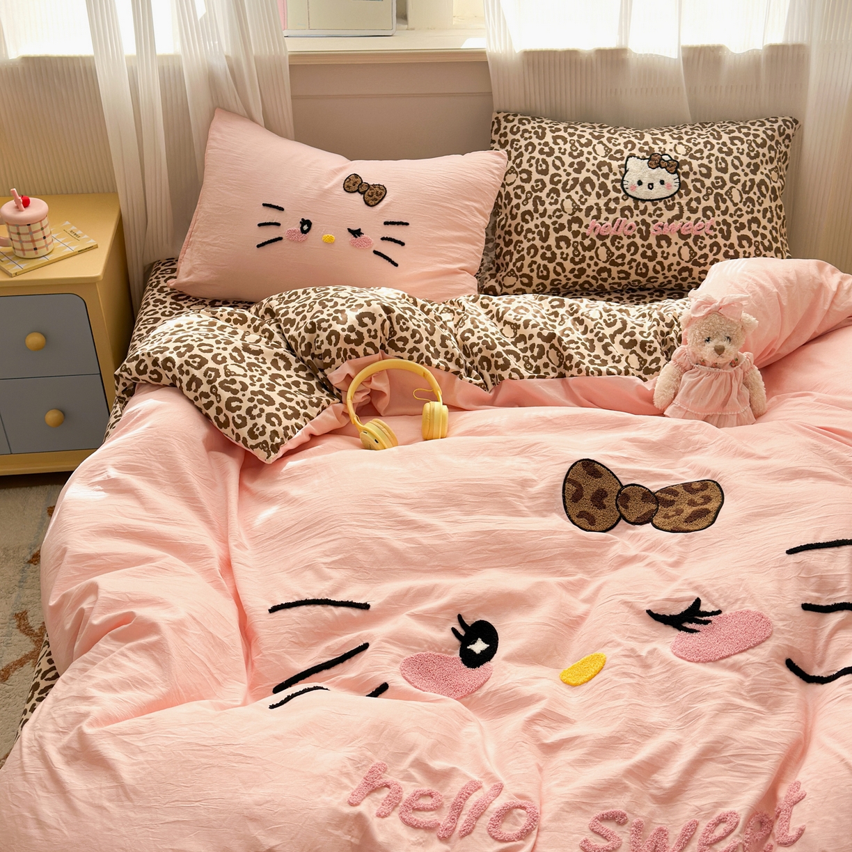 91家纺网 家纺一手货源 找家纺 奈颜 2026新款A类水洗棉大版毛巾绣豹纹小猫四件套--影棚图 豹纹小猫-粉咖