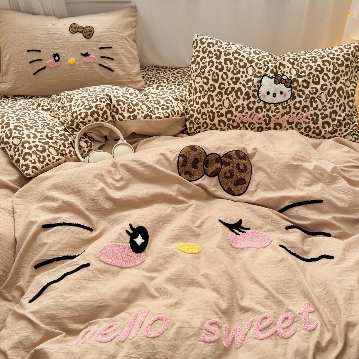 91家纺网 家纺一手货源 找家纺 奈颜 2026新款A类水洗棉大版毛巾绣豹纹小猫四件套--影棚图 豹纹小猫-浅咖