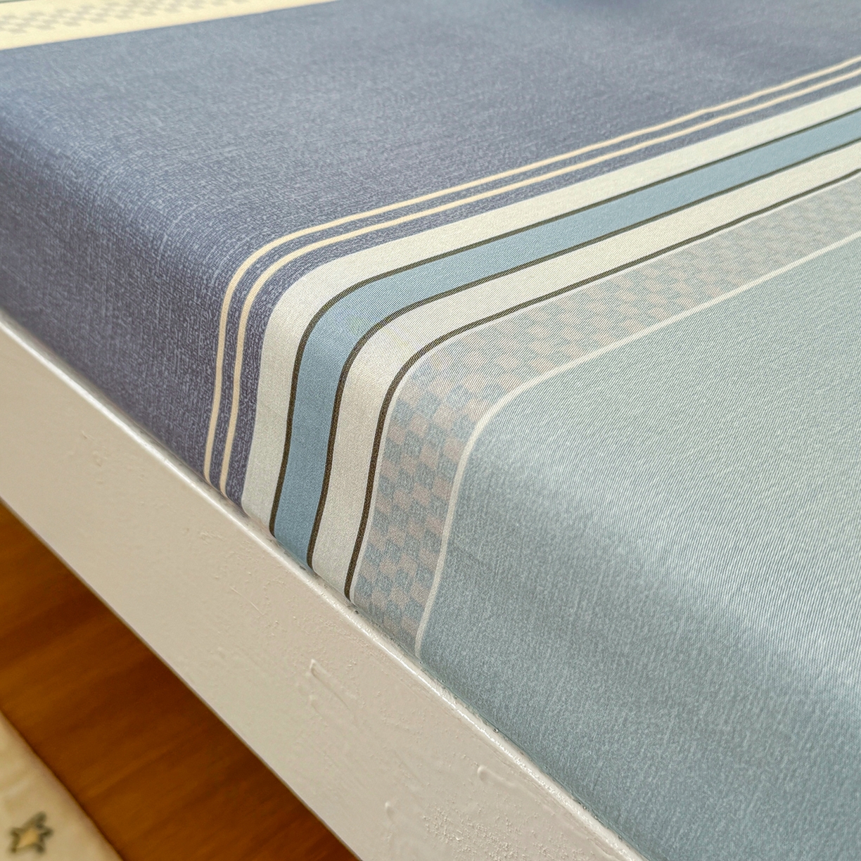 91家纺网 家纺一手货源 找家纺 尚帛 2026新款全棉品质喷气印花爆款四件套 多规格套件 单品系列-学生款单床笠 爱之艺术-灰