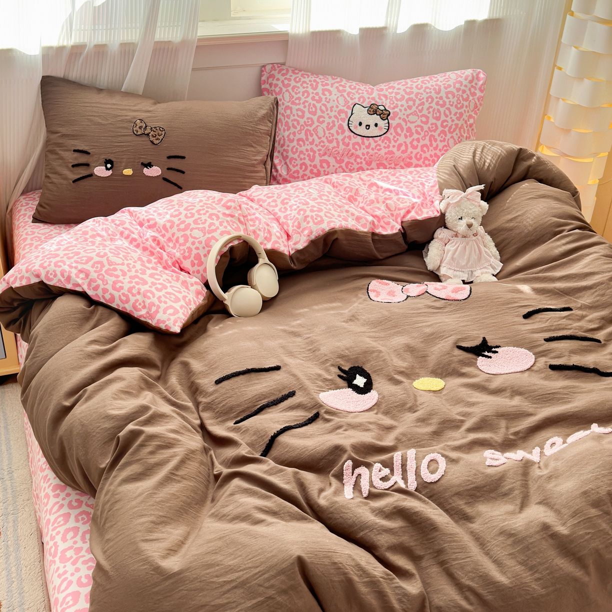 91家纺网 家纺一手货源 找家纺 奈颜 2026新款A类水洗棉大版毛巾绣豹纹小猫四件套--影棚图 豹纹小猫-咖粉