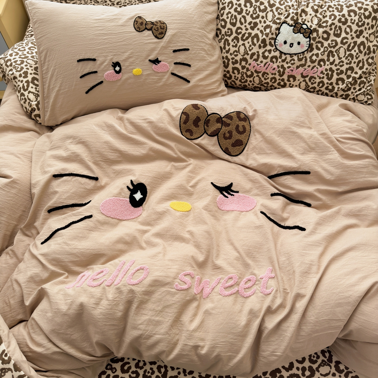 91家纺网 家纺一手货源 找家纺 奈颜 2026新款A类水洗棉大版毛巾绣豹纹小猫四件套--影棚图 豹纹小猫-浅咖